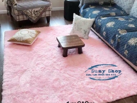 Thảm lông lót sàn màu hồng nhạt 